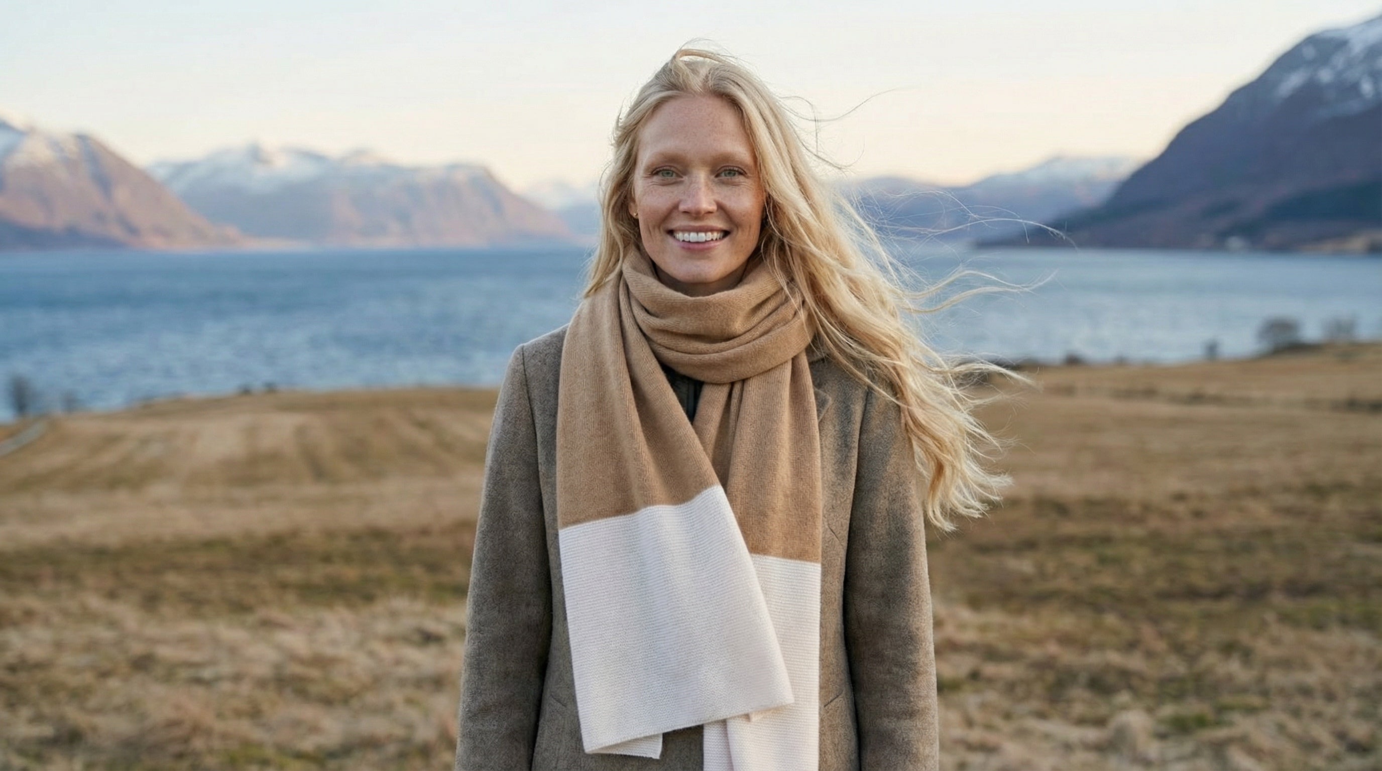 EMAAL CASHMERE Frau mit luxuriösem Cashmere Schal in Berglandschaft