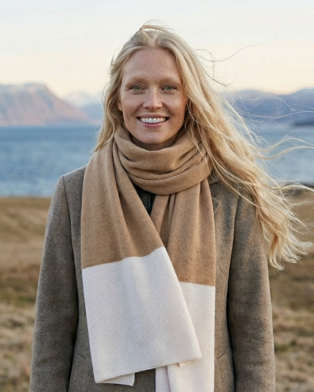 Tokio Kaschmirschal Damen hellbraun/weiss – 100% Kaschmir | EMAAL CASHMERE#Farbe_hellbraun/weiss