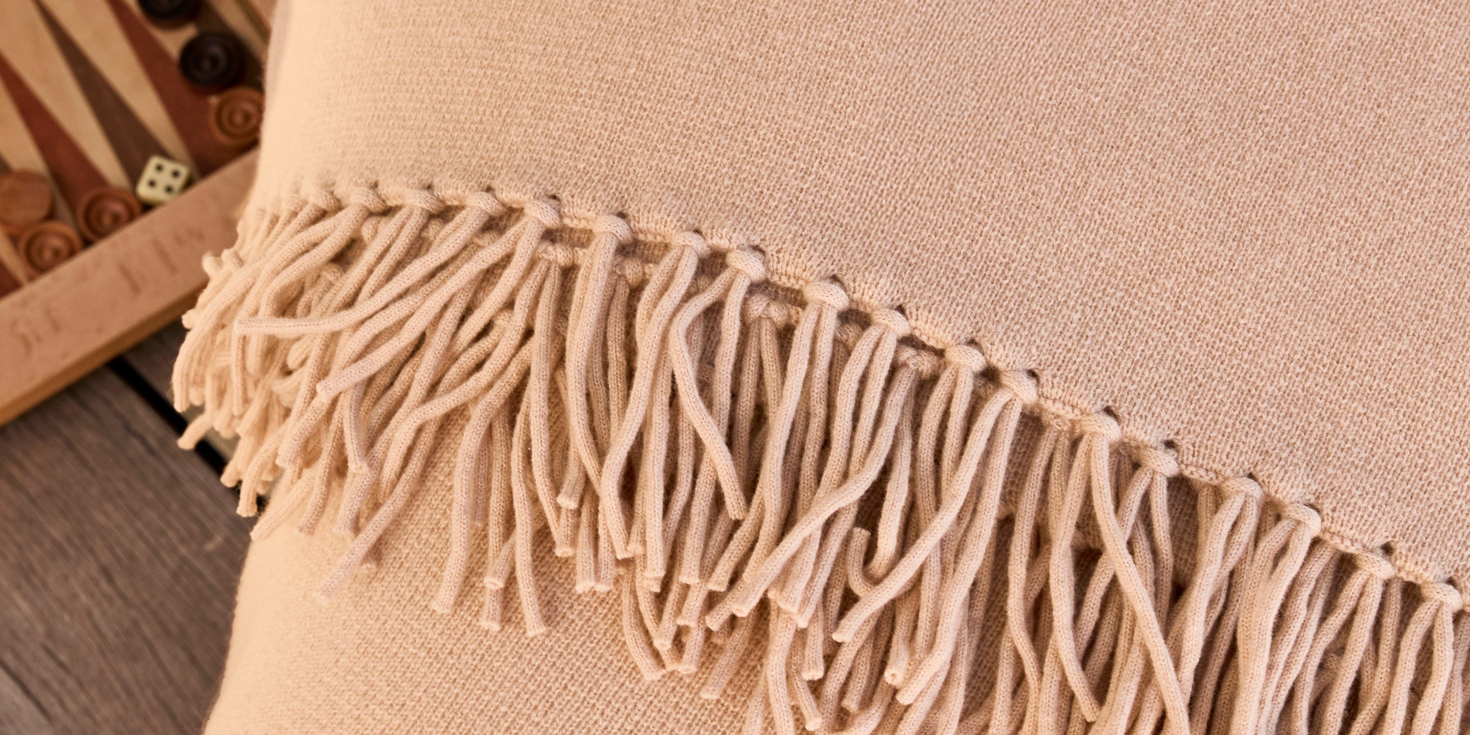 Editorial Kampagne von EMAAL CASHMERE mit moderner Cashmere Decke