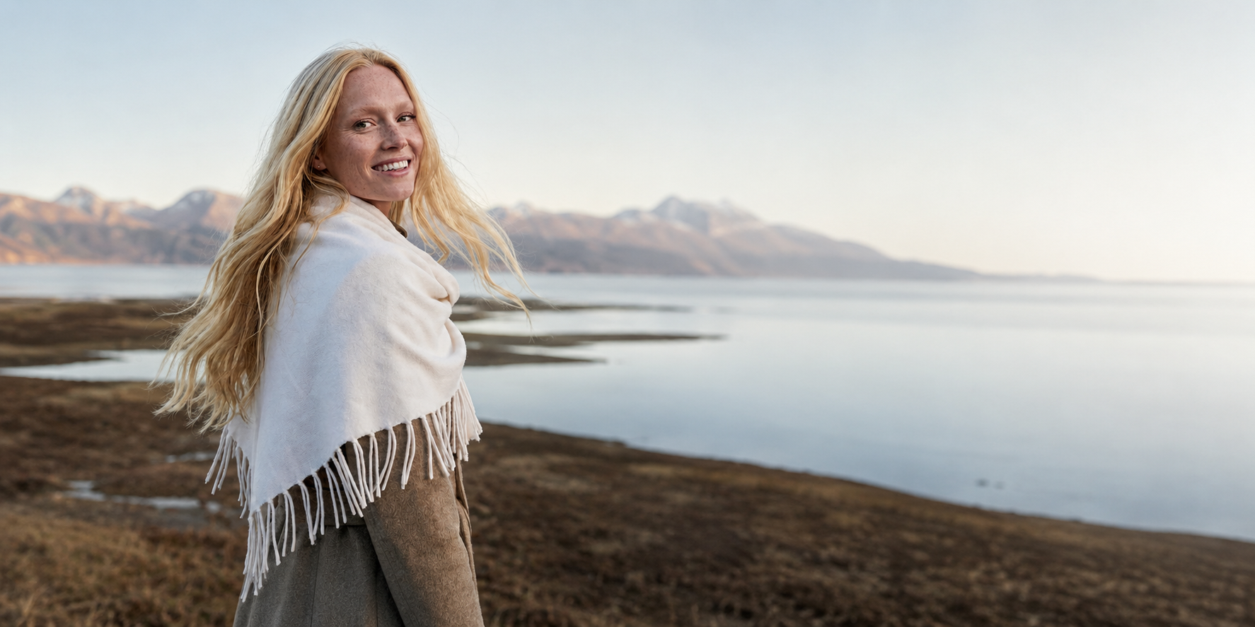 Hochwertige Fashion Kampagne von EMAAL CASHMERE mit ruhiger Luxusästhetik